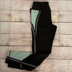 Victoria’s Secret Sport black/light green leggings size M.